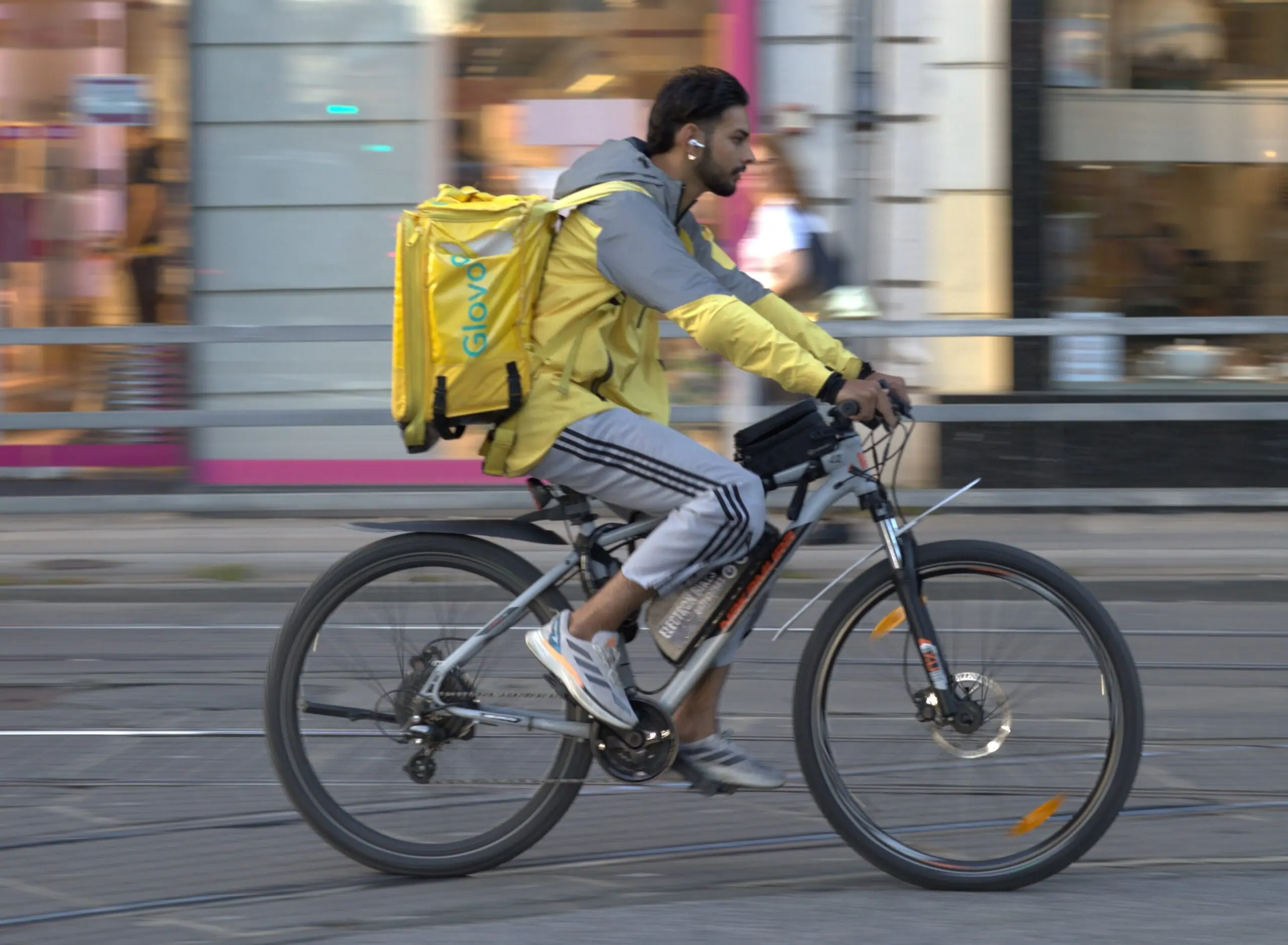 Un rider Glovo a Zagabria © Gogo047 / Shutterstock