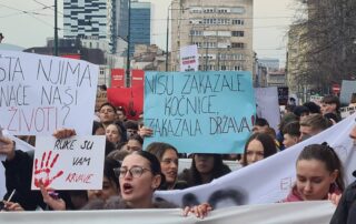 "Non hanno ceduto i freni ha ceduto lo Stato" manifestazioni di giovani a Sarajevo, febbraio 2026 - Foto E. Krehić