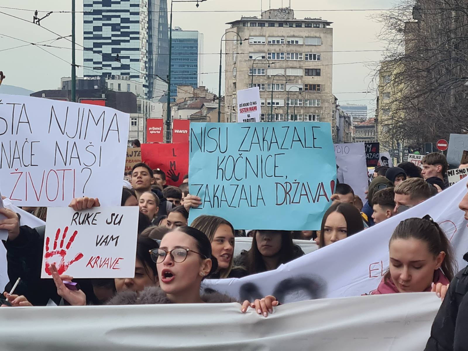 "Non hanno ceduto i freni ha ceduto lo Stato" manifestazioni di giovani a Sarajevo, febbraio 2026 - Foto E. Krehić