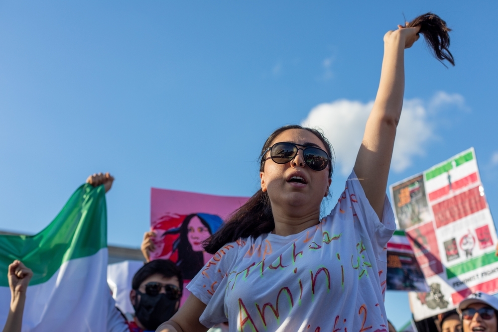 shutterstock_2209206149 Proteste a Istanbul per Mahsa Amini © tolga ildun /Shutterstock
