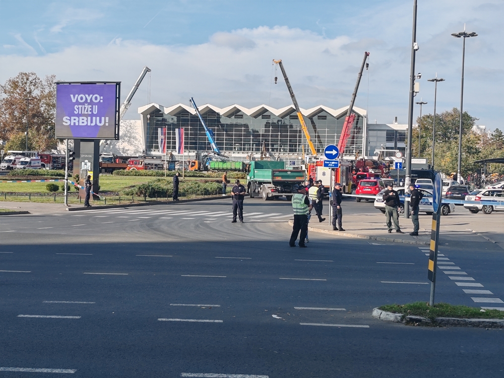 Novi Sad, Serbia, dopo il crollo della pensilina della stazione © Dusanka Ljubojevic/Shutterstock