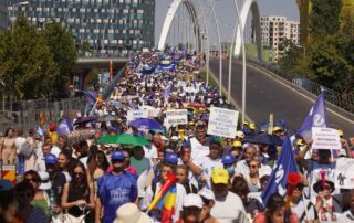 Bucarest, Romania. 8 settembre 2025: Gli insegnanti protestano il primo giorno di scuola © LCV/Shutterstock