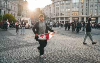 Un manifestante a Tiblisi © Shutterstock / hkoca