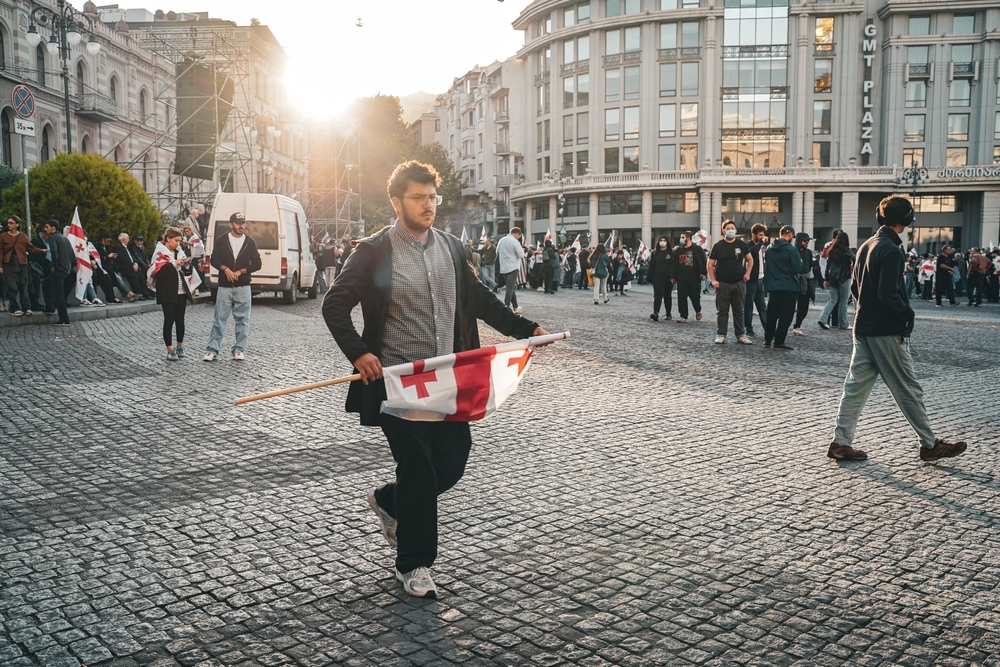 Un manifestante a Tiblisi © Shutterstock / hkoca