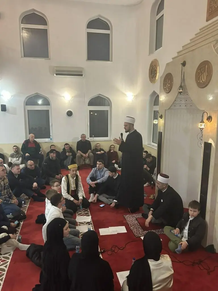 Ahmed Hrustanovic nella moschea di Srebrenica. Foto: Edin Krehic