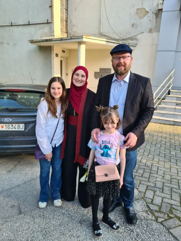 Jasmin e Mersiha con la famiglia. Foto: Edin Krehic