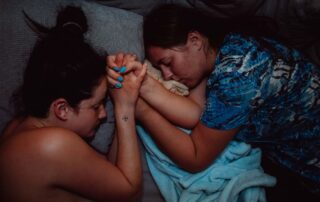 Un momento di intimità e condivisione silenziosa. Umbilica agisce cercando di cambiare il sistema - Foto Mesec Maj Photography