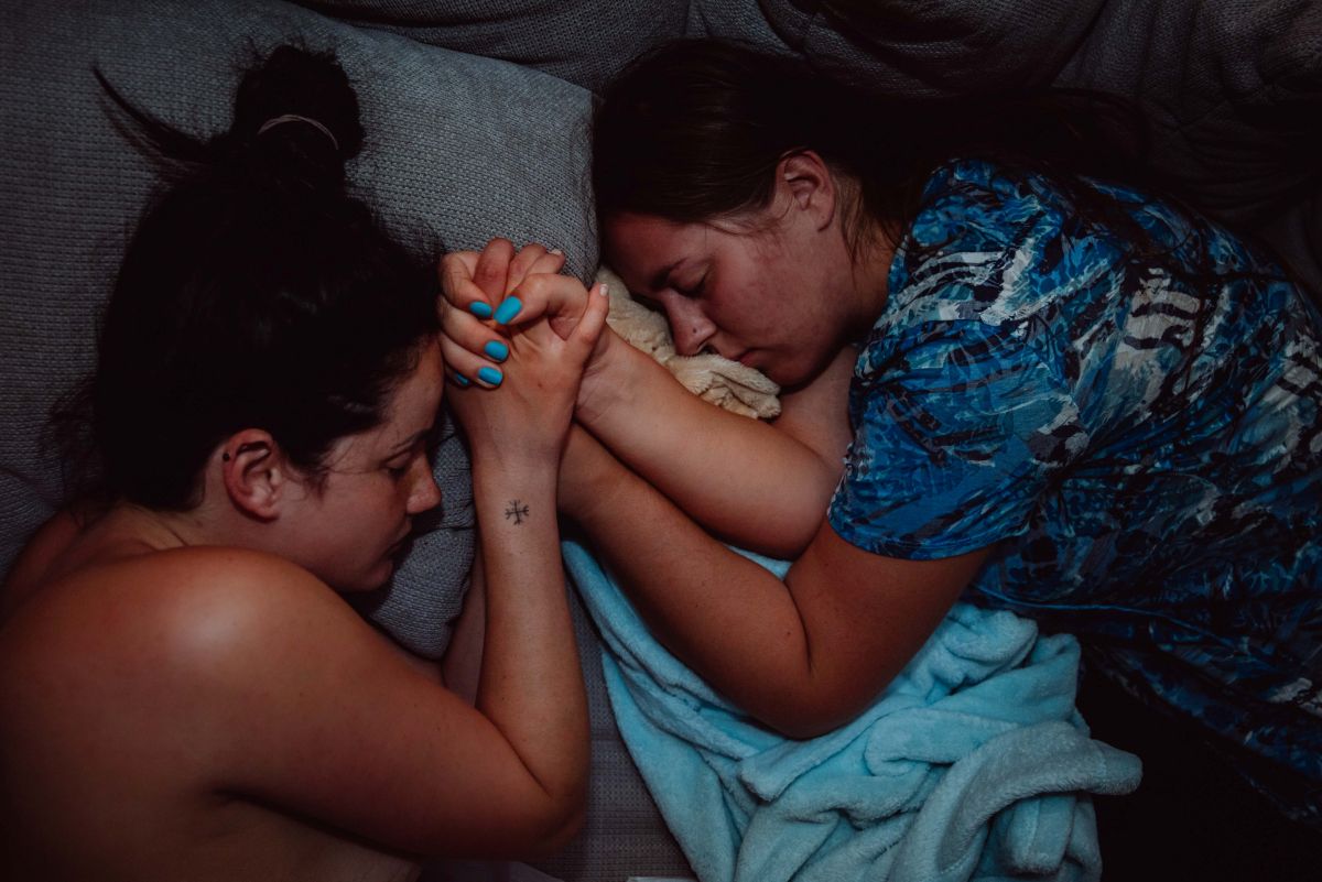 A moment of intimacy and silent sharing. Umbilica is working to change the system - Foto Mesec Maj Photography