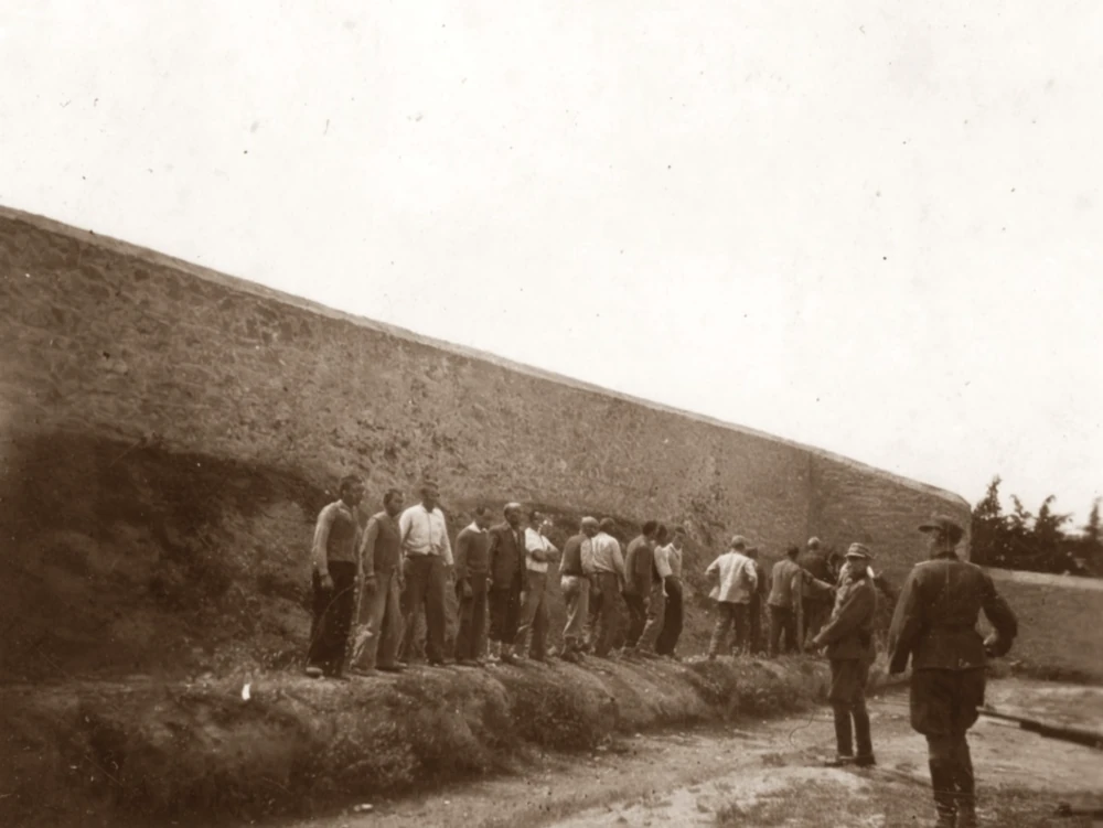 Foto degli ostaggi a Kaisariani vicino ad Atene, in Grecia, prima dell’esecuzione il 1° maggio 1944 – © Ebay/ Greece at WW2 archives