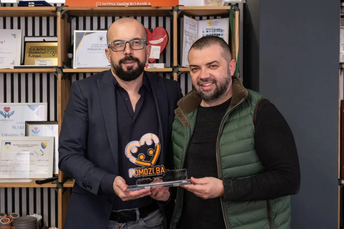 Elvir Karalić (destra) - Foto Pomozi.ba