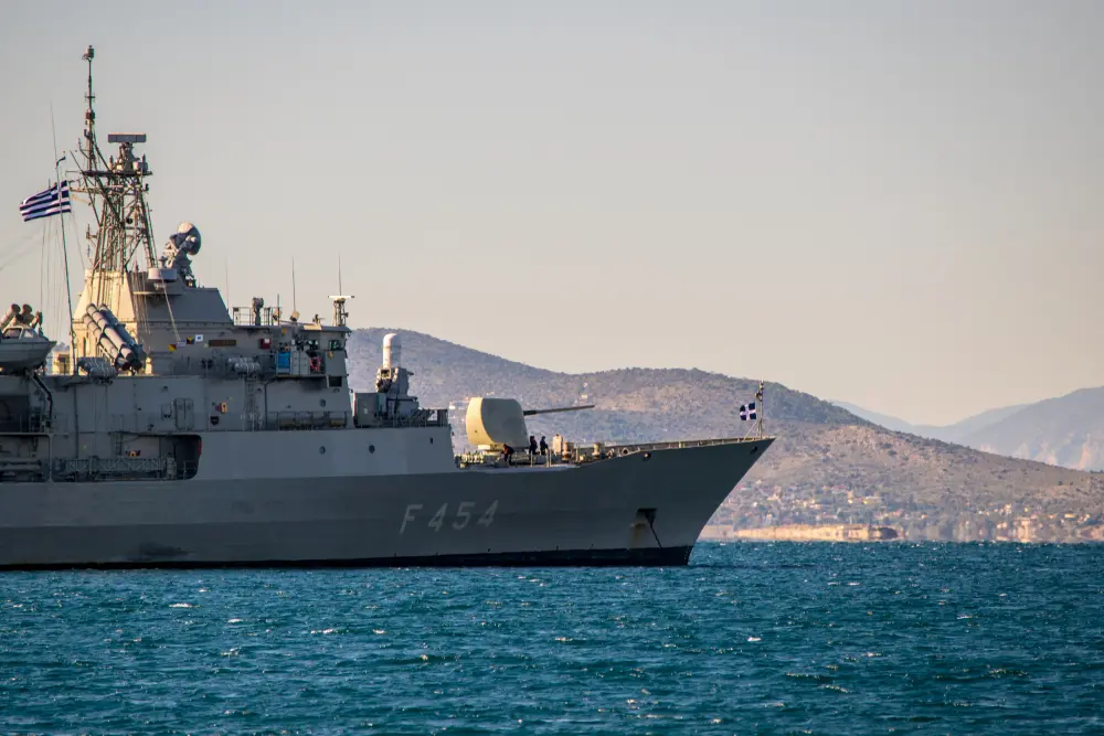 Nave militare greca nel Pireo © Shutterstock/Nikolaos Tamvakis