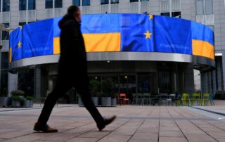 Bandiere dell'Ucraina e dell'UE fuori dalla sede del Parlamento europeo © Alexandros Michailidis/Shutterstock