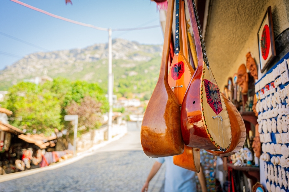 Lahuta vendita in un negozio di souvenir in Albania © Ozk Photography / Shutterstock