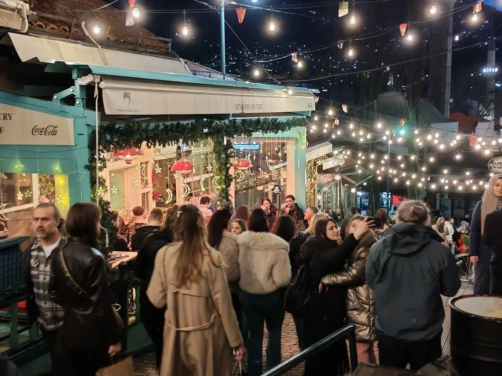 Una sera a Sarajevo durante il Ramadan © yomesz / Shutterstock