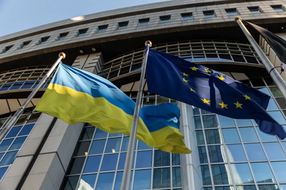 Bandiere dell'Ucraina e dell'UE © Elza Low/Shutterstock