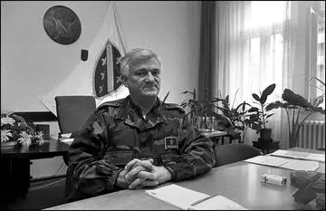 Sarajevo 1995, Jovan Divjak nel suo ufficio (foto di © Mario Boccia)