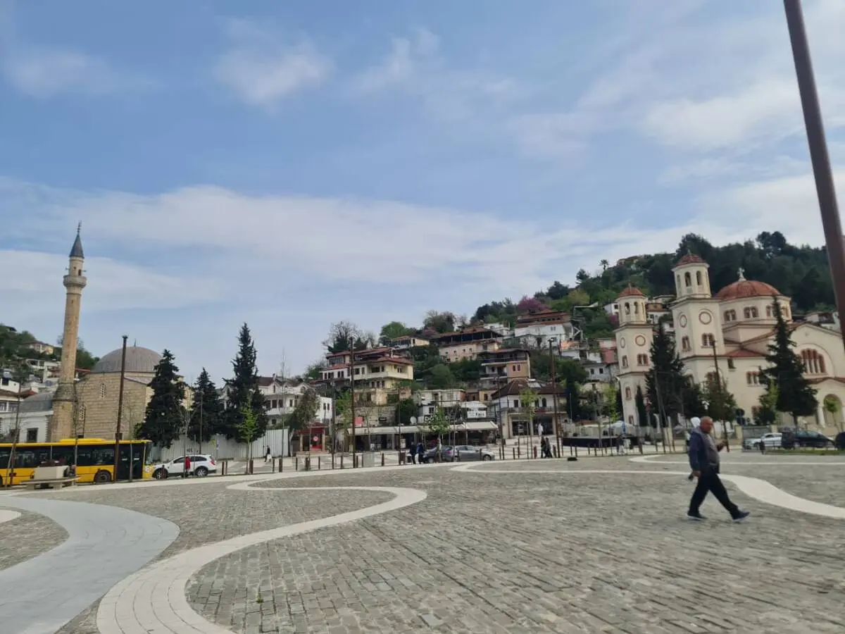 La chiesa ortodossa e la moschea nel centro di Berat. Foto di Arbjona Çibuku