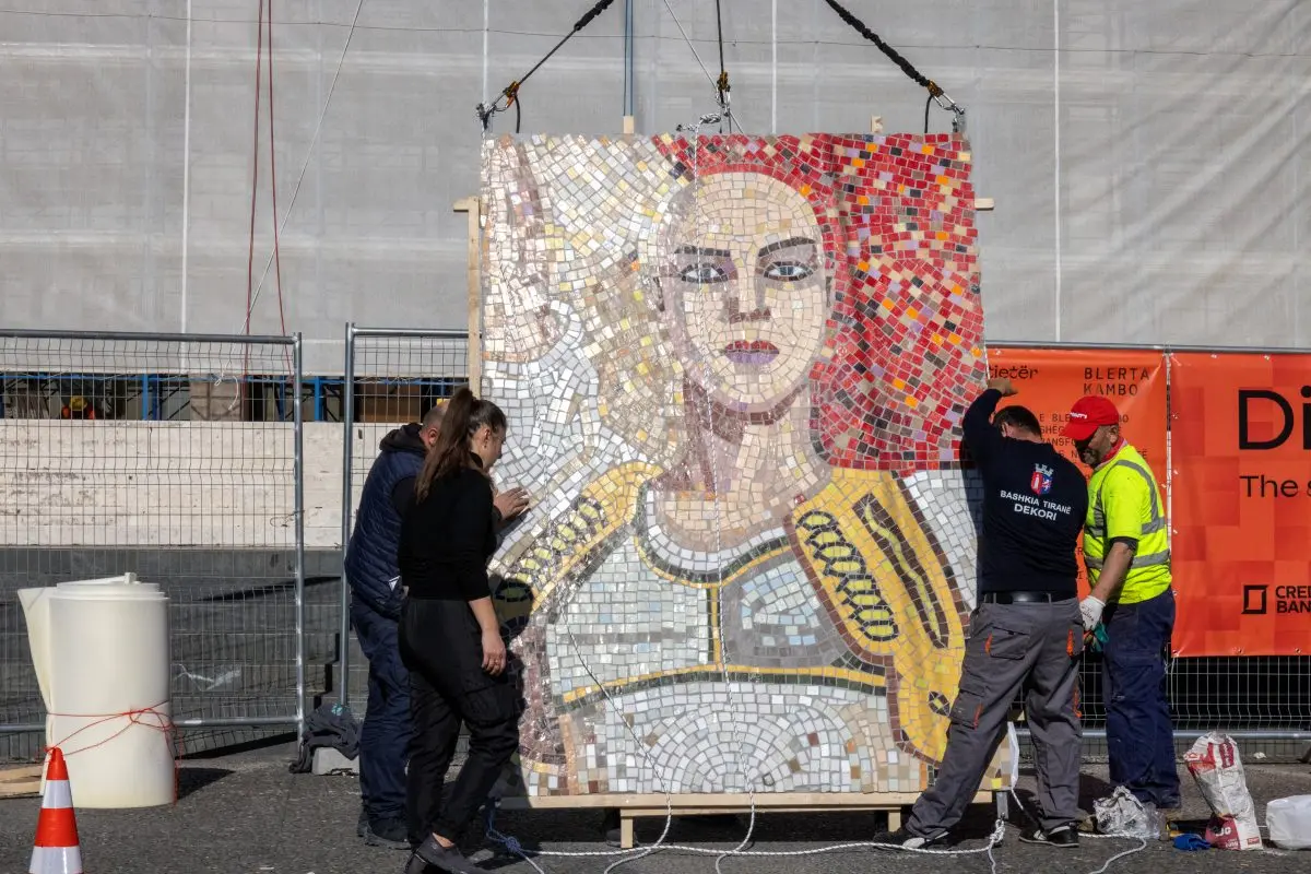 L'installazione sul mosaico del Museo Nazionale d'Albania. Particolare - Foto © Blerta Kambo