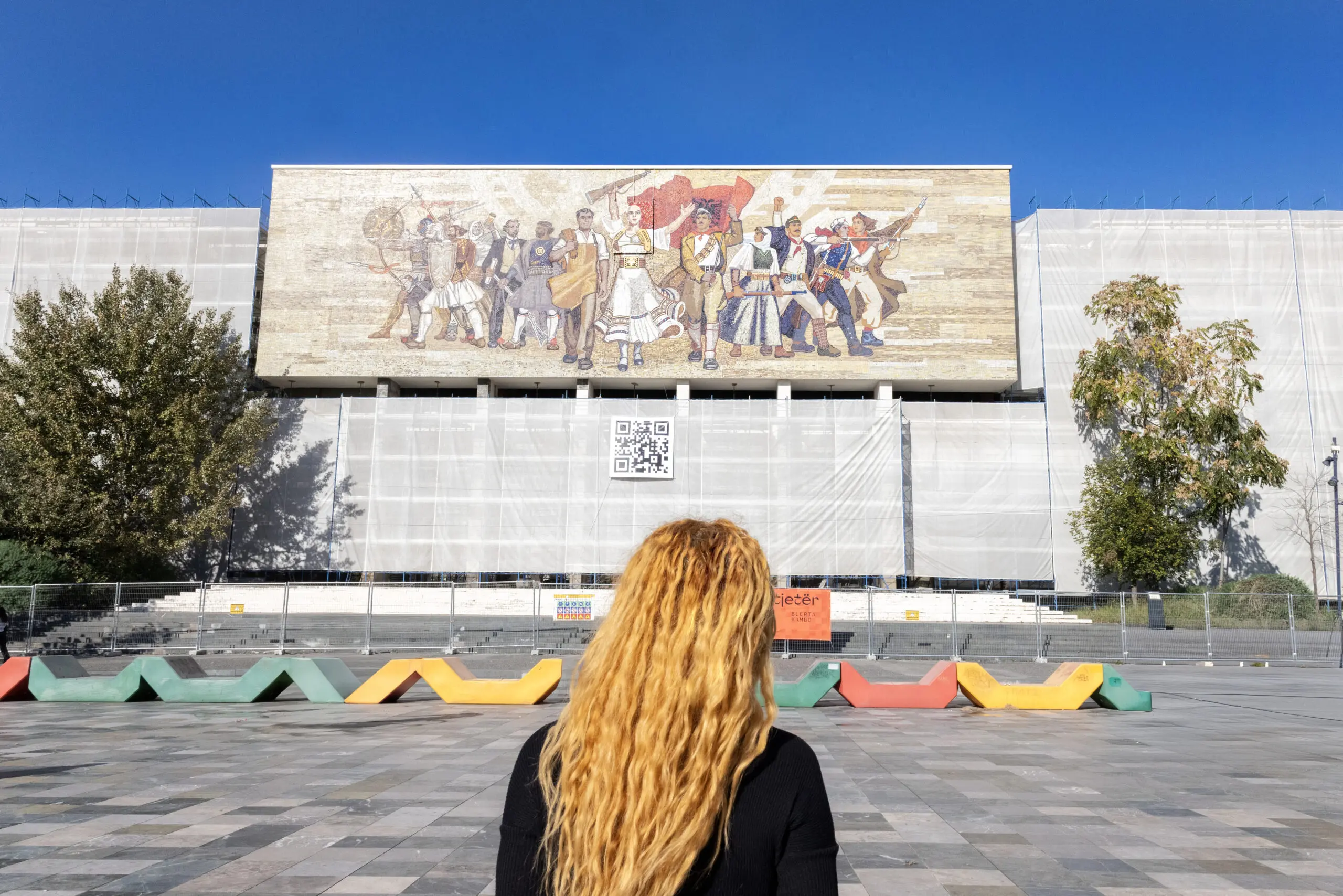 L'installazione sul mosaico del Museo Nazionale d'Albania. Foto cortesia di Klaudja Piroli
