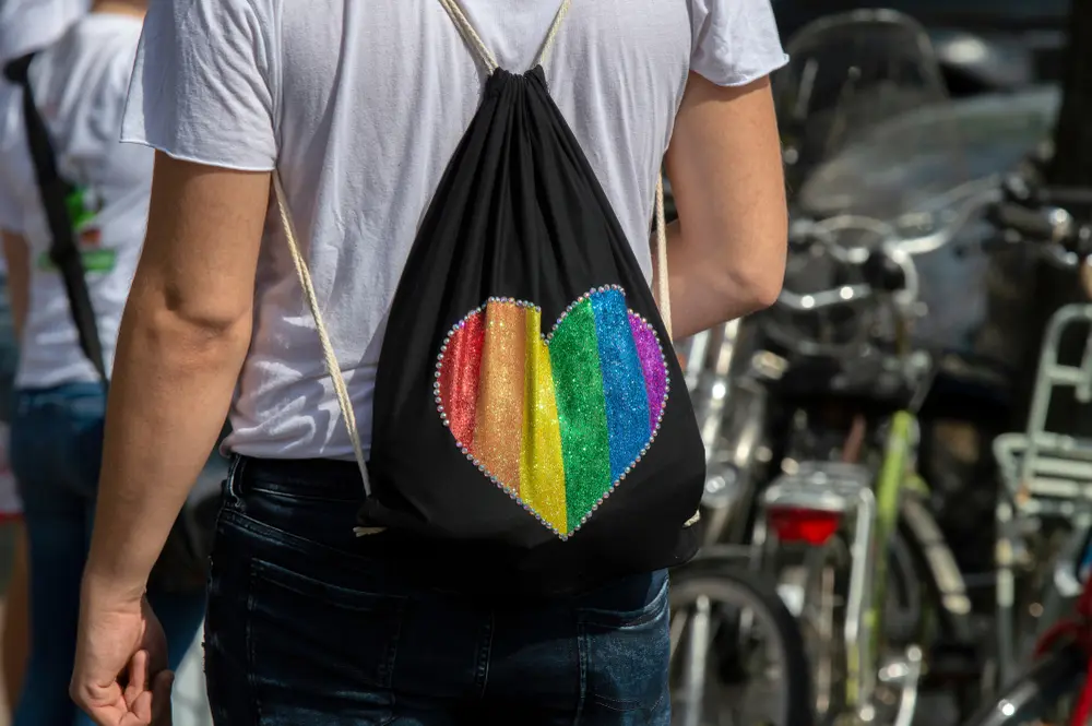 Persona di schiena con zainetto LGBT © Dutchmen Photography/Shutterstock