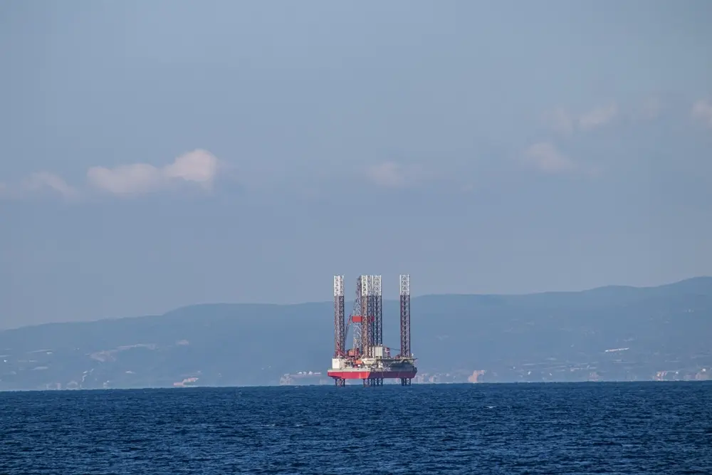 Piattaforma offshore nel mar Egeo © Suburbanium / Shutterstock