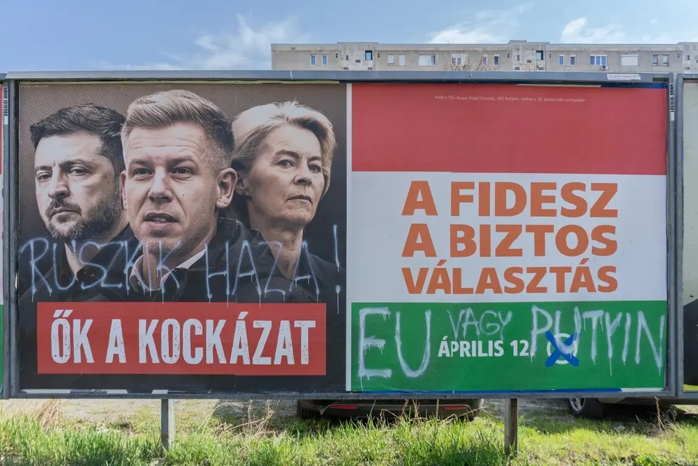 Manifesti elettorali del Fidesz imbrattati con la scritta "Russi, tornate a casa" © arpasi.bence / Shutterstock