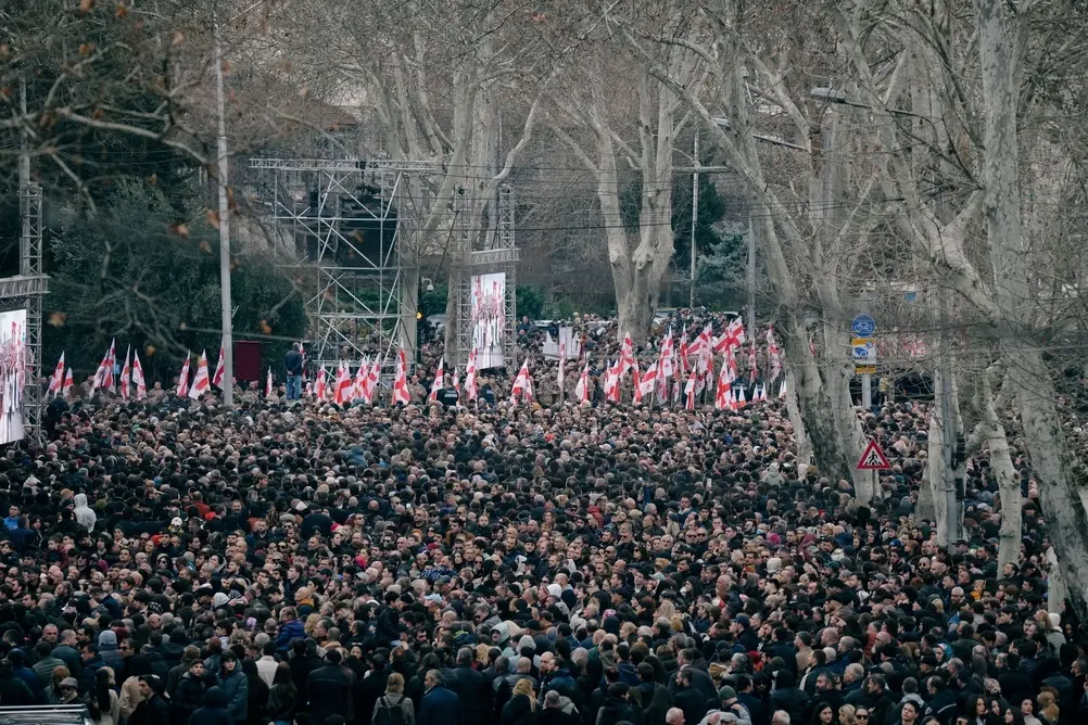 La folla al funerale di Ilia II a Tbilisi © Shutterstock/CHEKI Photography