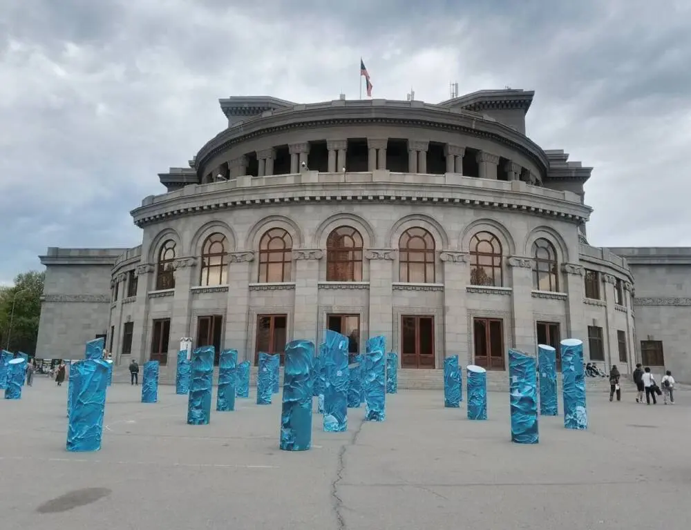 Installazione davanti all'Opera di Yerevan dedicata al vertice della CPE
