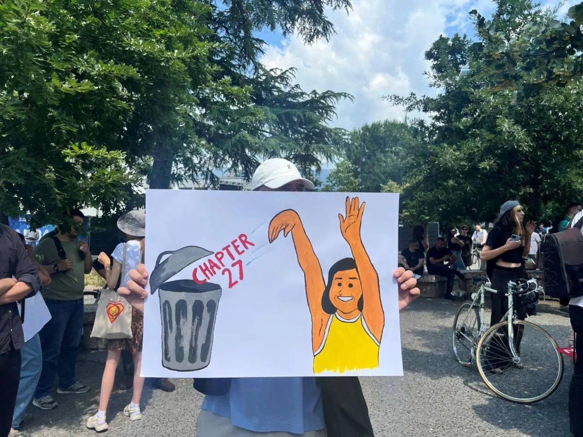 Durante la protesta a Tirana - Foto E. Kryeziu