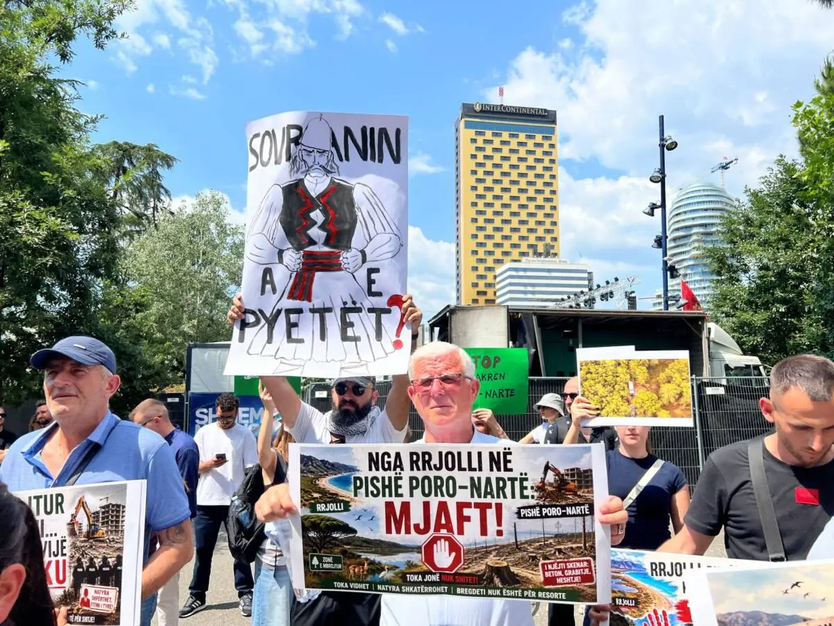 Protesta a Tirana maggio 2026 - Sul cartello in primo piano: "Da Rrjolli (Nord Albania) a Pishë-Poro Basta!" - Foto E. Kryeziu