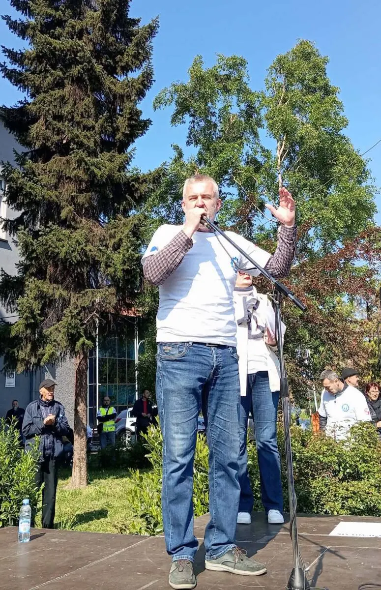 Kenan Mujkanović, presidente dei metalmeccanici della ZDK, il Primo maggio a Zenica - Foto S. Mlađenović Stević