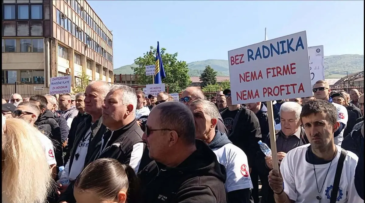Lavoratori manifestano durante il Primo maggio a Zenica, BiH - Foto S. Mlađenović Stević ("Senza lavoratori non ci sono aziende e non c'è profitto")