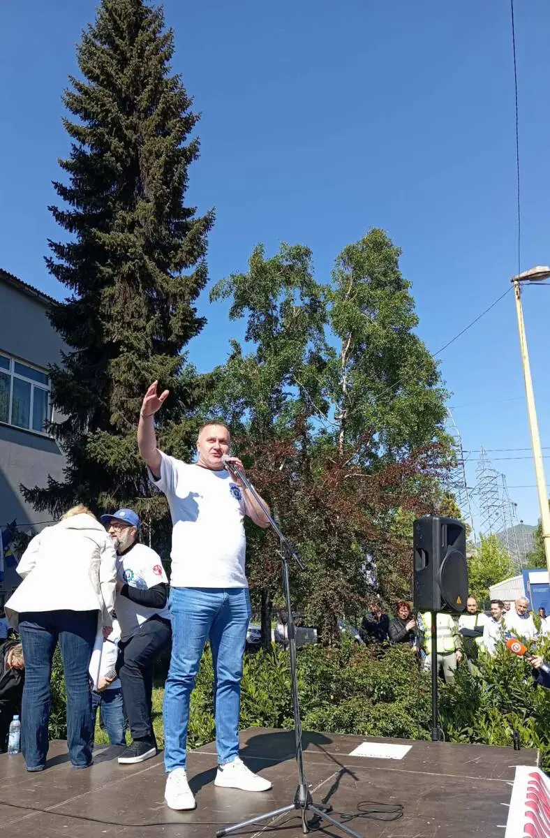 Rašid Fetić, presidente del sindacato dei lavoratori della Nuova Acciaieria di Zenica (BiH) durante la manifestazione del Primo maggio a Zenica - Foto S. Mlađenović Stević