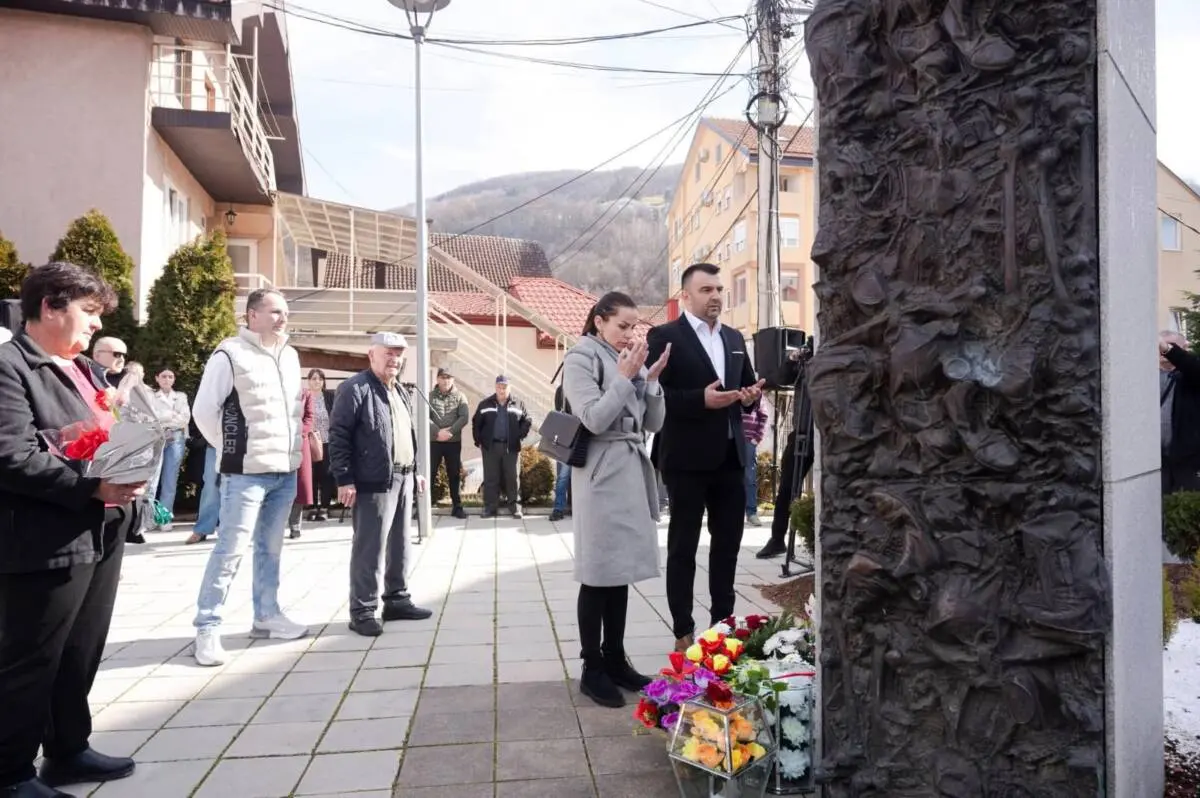 Demir LiÄina davanti al monumento a Bijelo Polje (Montenegro) durante la commemorazione dell'anniversario del crimine. (foto archivio privato)