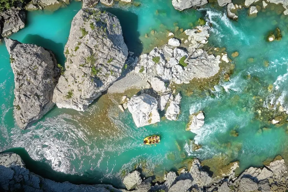 Rafting sul fiume Vjosa, Albania. © Martin Mecnarowski/Shutterstock
