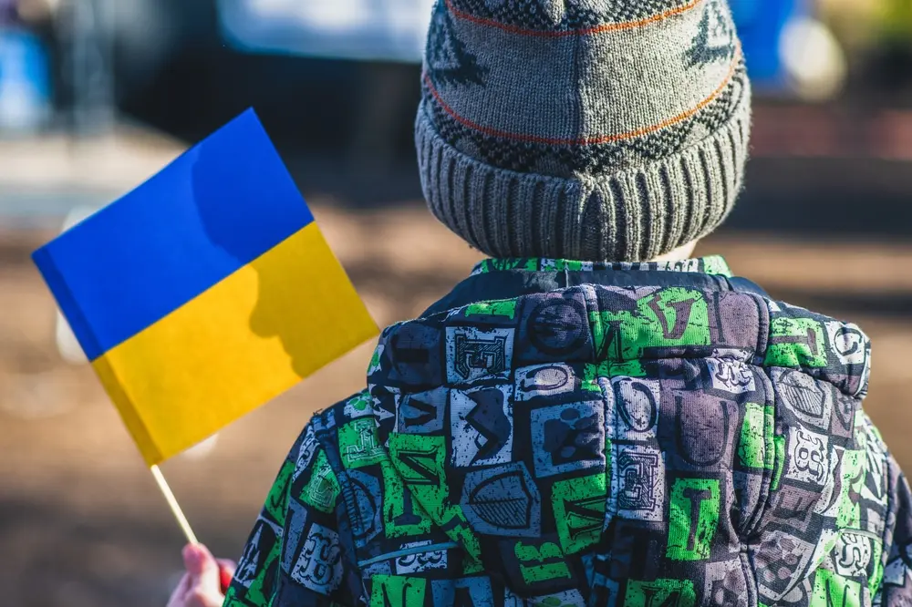 Bambino con bandiera ucraina © Michele Ursi/Shutterstock