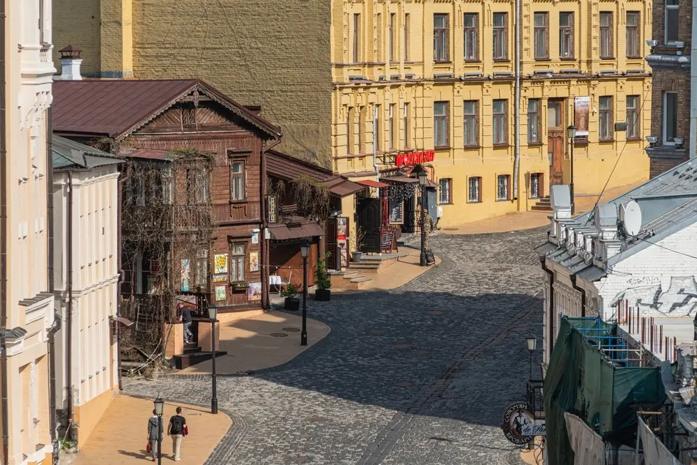 shutterstock_2614062741 Strada semideserta nel centro di Kyiv