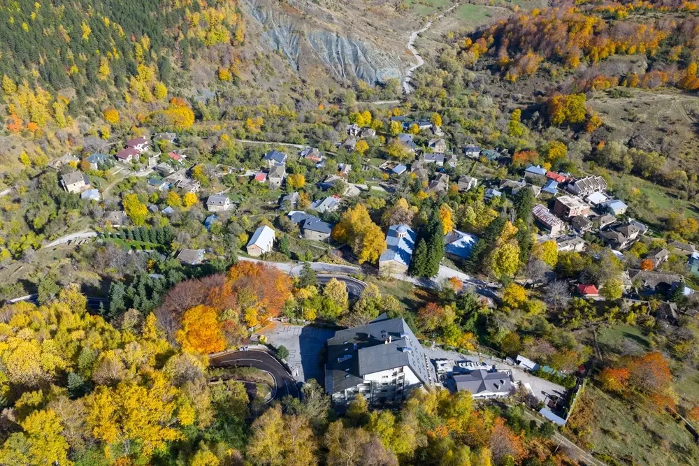 The mountainous village of Dardha (Albania). Foto © Shutterstock Bardhok Ndoji