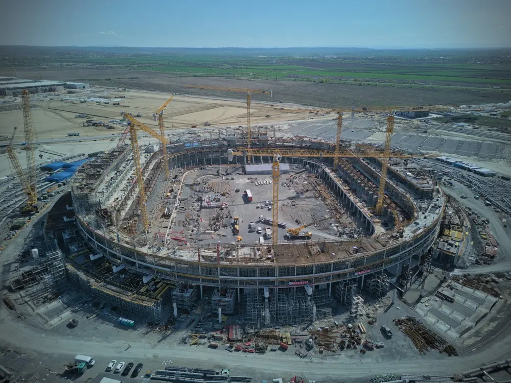 Vista aerea della costruzione dello stadio all'Expo 2027 di Belgrado © HornyHamster/Shutterstock