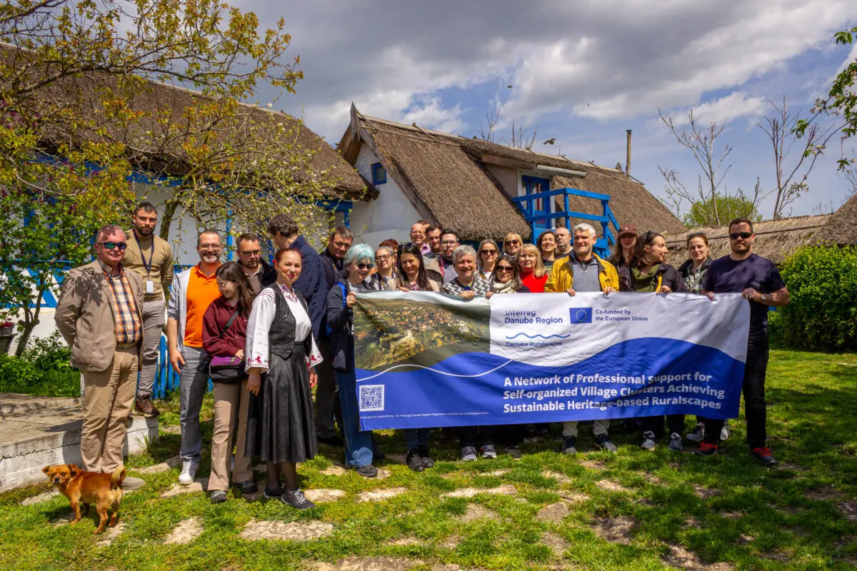 13_Visina_Group Photo_Alexandru Tone Project partners during a field visit in Vișina (Romania) Photo credit: Alexandru Tone / OAR, Danube Ruralscapes