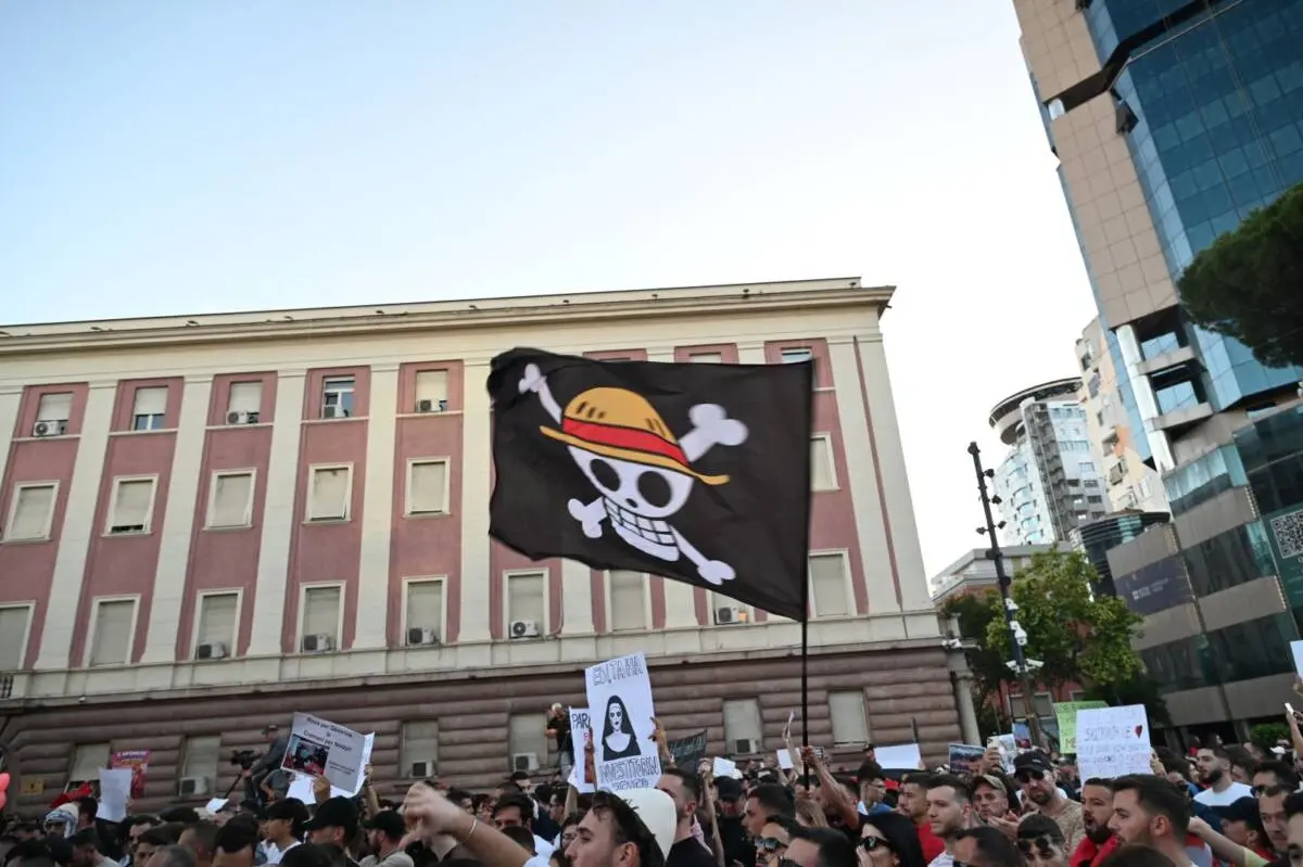 Durante le proteste a Tirana, Albania - Foto E. Kryeziu