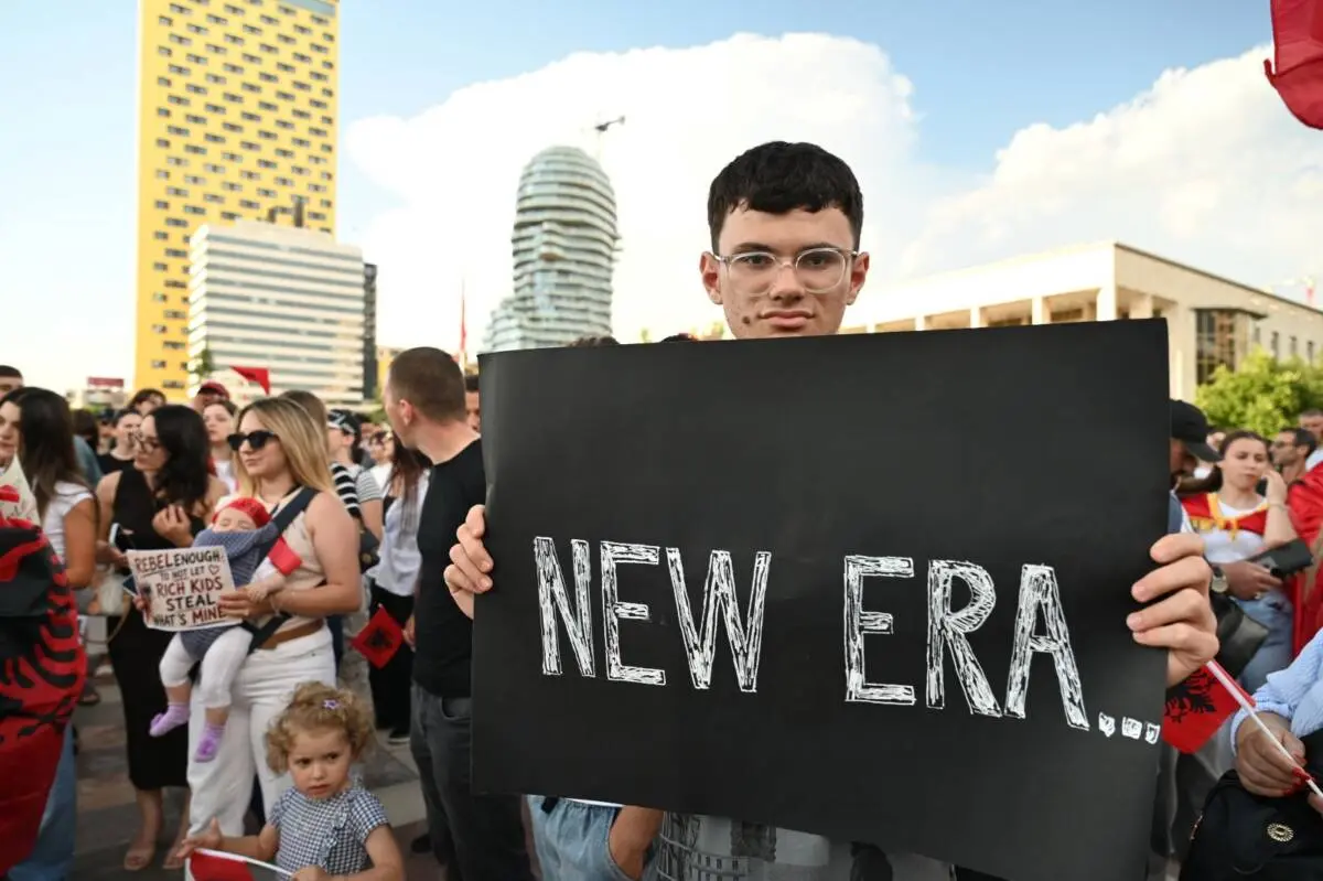 Durante le proteste a Tirana, Albania - Foto E. Kryeziu