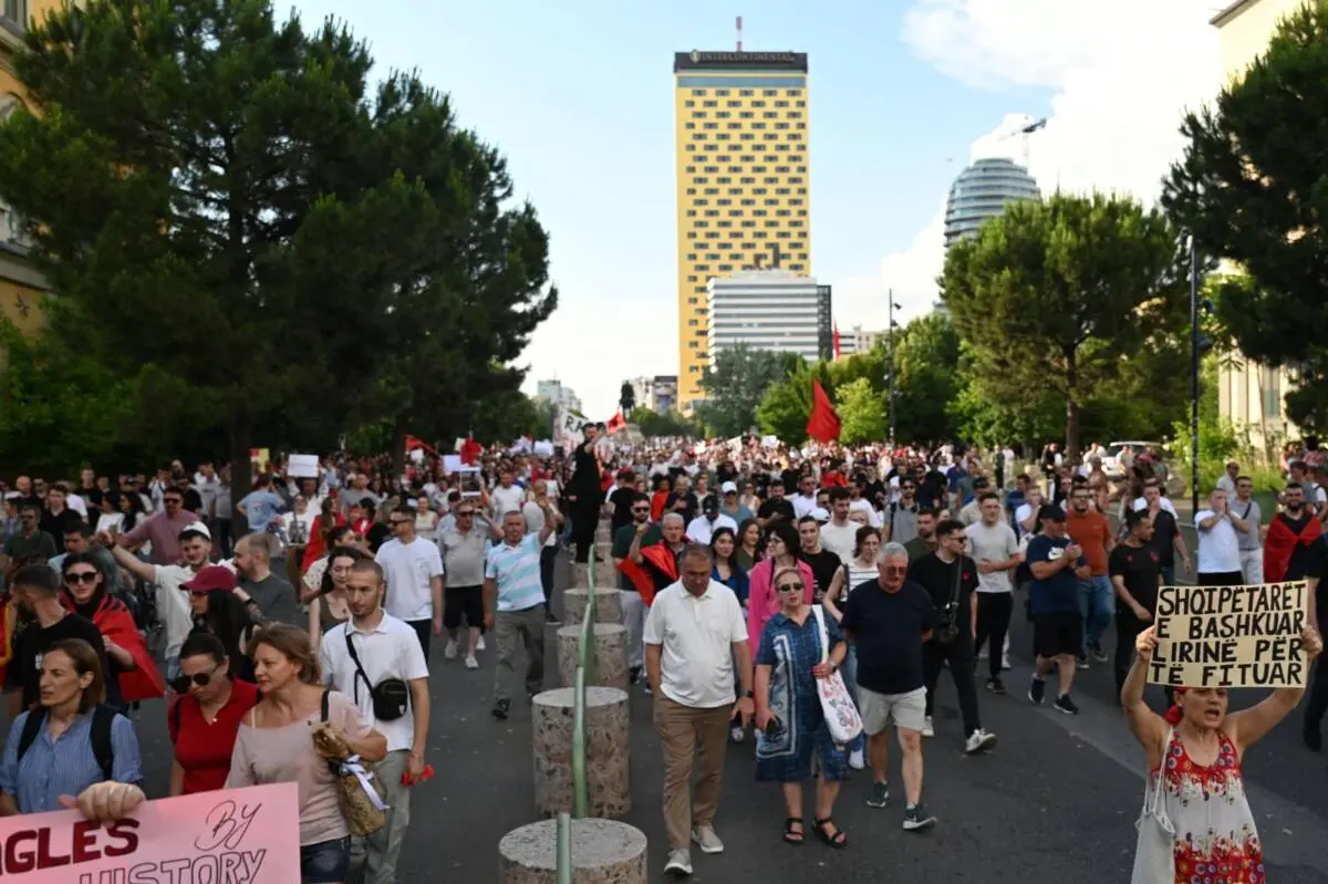 Durante le proteste a Tirana, Albania - Foto E. Kryeziu
