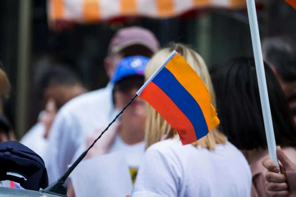 Donna con bandiera dell'Armenia - Arteduard/Shutterstock