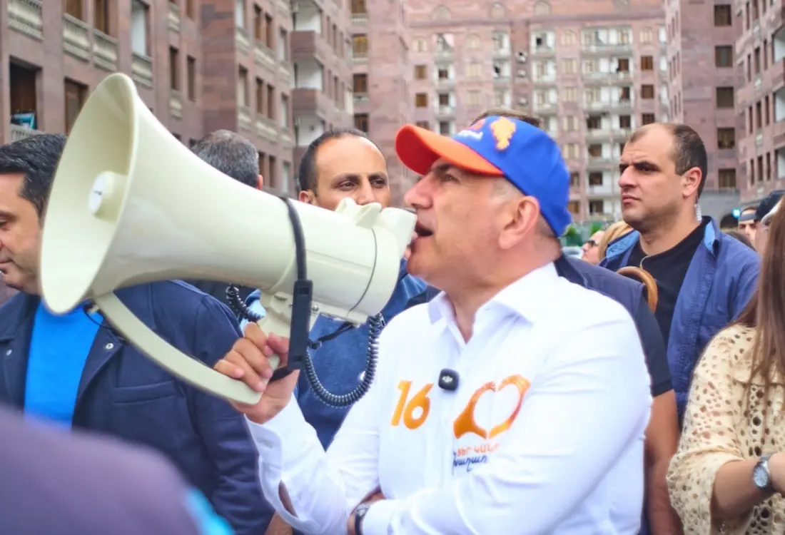 Il primo ministro armeno Nikol Pashinyan in campagna elettorale, maggio 2026 - Antony Matthews Films/Shutterstock
