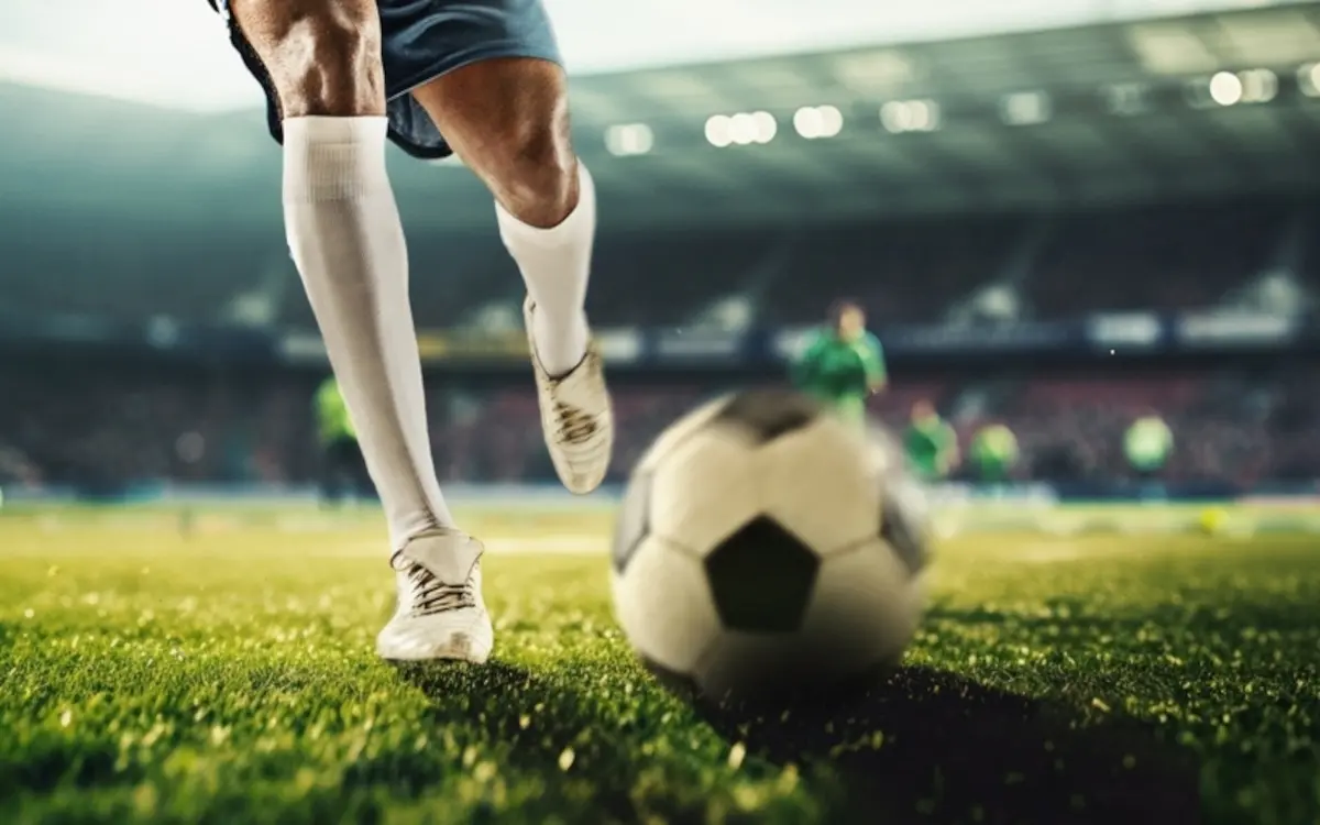 Calciatore con pallone © Master305/Shutterstock