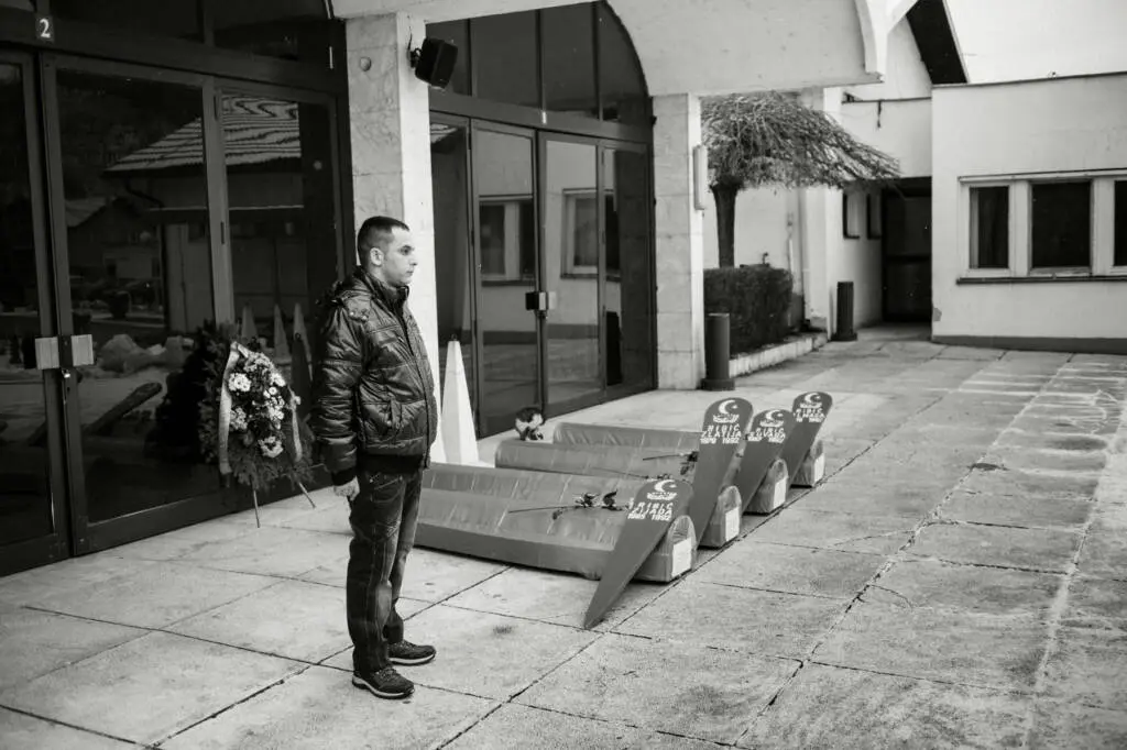 Zijo Ribić con i tabut delle quattro sorelle - foto di Andrea Rizza Goldstein