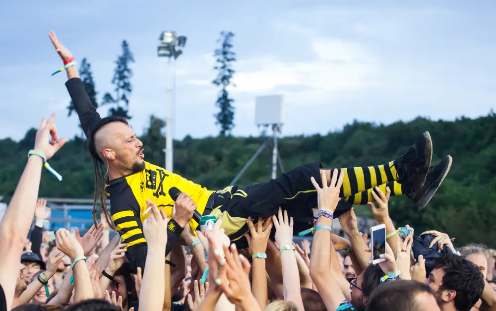 Un concerto dei Dubioza Kolektiv, autori dell’inno della nazionale bosniaca ai Mondiali 2026: I Am from Bosnia, Take Me to America © Melinda Nagy / Shutterstock Un concerto dei Dubioza Kolektiv, autori dell'inno della nazionale bosniaca ai Mondiali 2026: I Am from Bosnia, Take Me to America © Melinda Nagy / Shutterstock