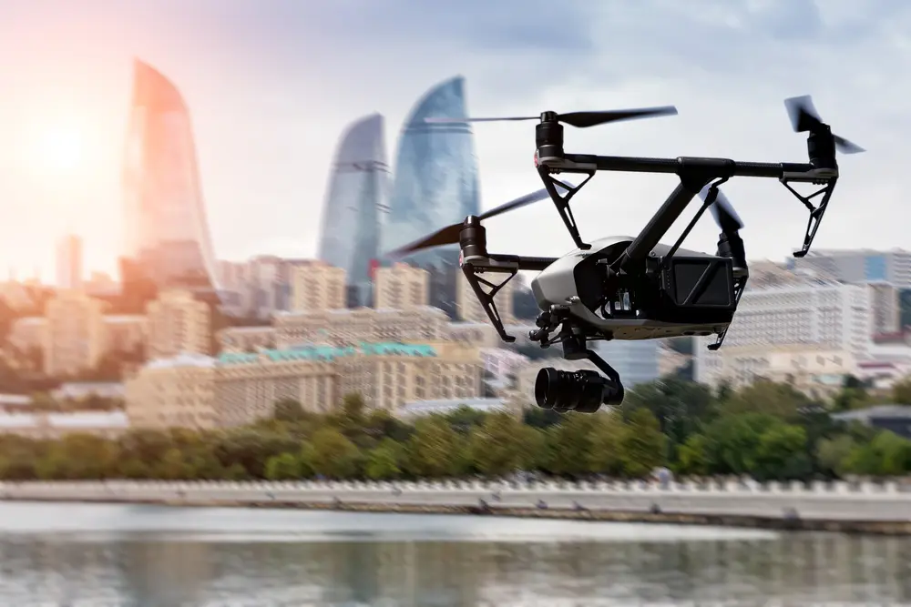 Drone in volo sopra Baku, Azerbaijan © Ververidis Vasilis/Shutterstock