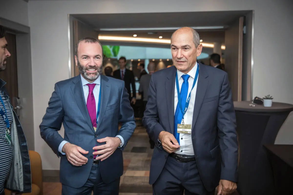 Il leader del PPE Manfred Weber con l’attuale premier sloveno Janez Janša. Foto: EPP Congress Rotterdam – Day 2 di European People’s Party, CC BY 2.0 (*) Il leader del PPE Manfred Weber con l'attuale premier sloveno Janez Janša. Foto: EPP Congress Rotterdam - Day 2 di European People's Party, CC BY 2.0 (*)